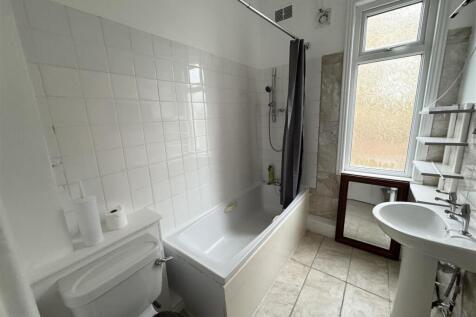 FIRST FLOOR BATHROOM