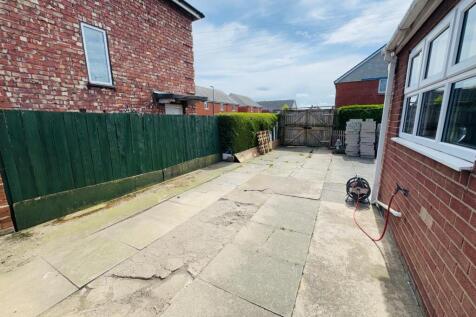 DOUBLE LENGTH DRIVE TO THE REAR