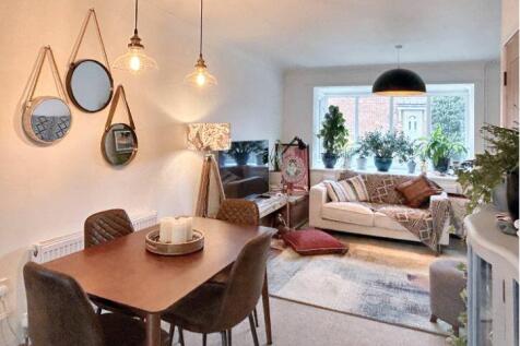 Sitting/dinning area