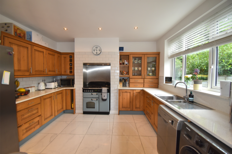 Fitted Kitchen with 