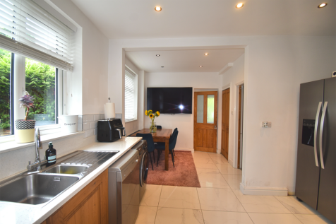Fitted Kitchen with 