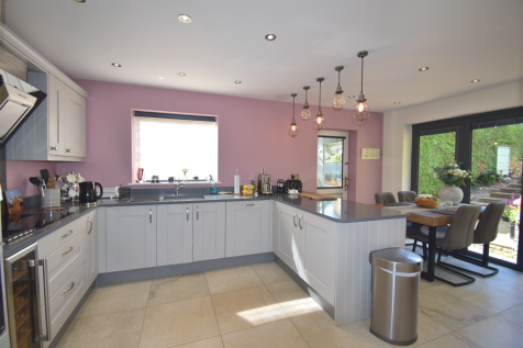 Fitted Kitchen with 