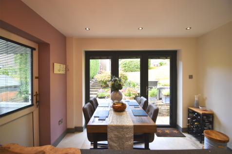 Fitted Kitchen with 