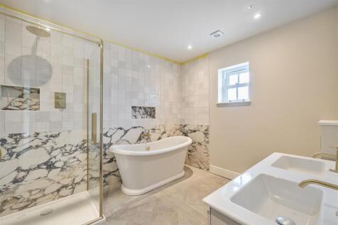 Bathroom (2).jpg
