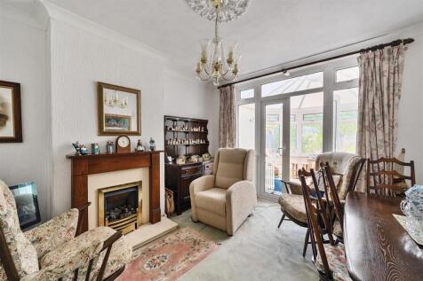 Living Room (2).jpg