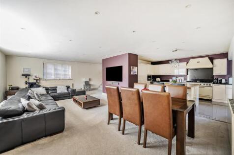 Living Room (2).jpg