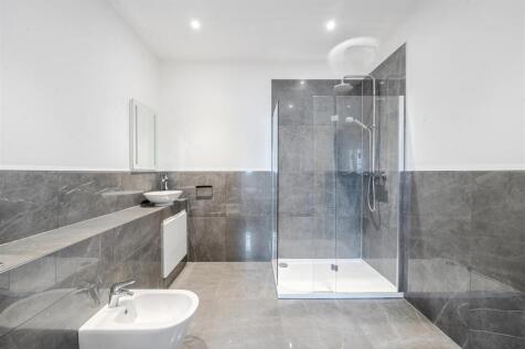 Bathroom (2).jpg