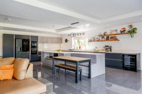 Kitchen Dining Family Room (10).jpg