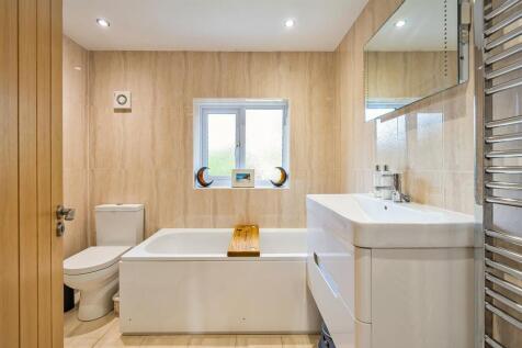 Bathroom (2).jpg