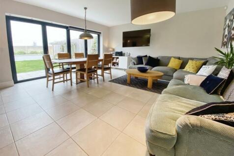 Living / Dining Area