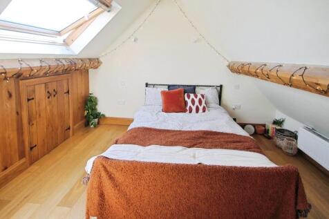 pbox-bedroom-318539.JPG