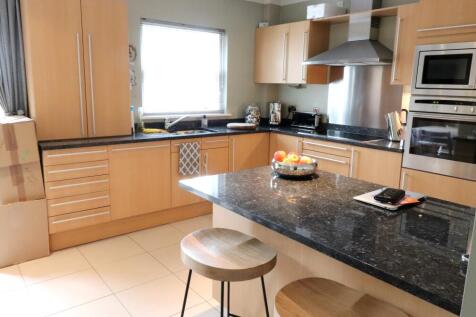 KITCHEN/BREAKFAST BAR