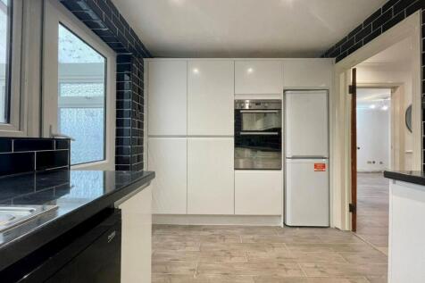 ADDITIONAL PHOTO OF KITCHEN