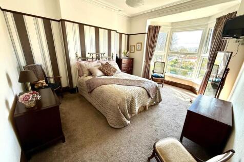 6 queen street-bed 1