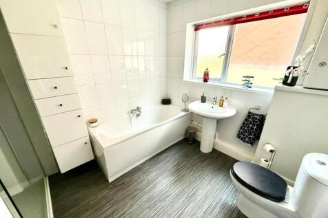 6 queen street-bathroom