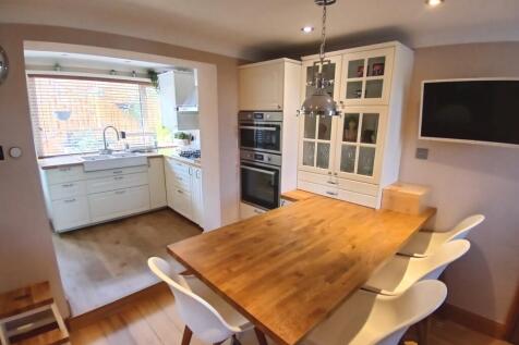 BREAKFASTING KITCHEN