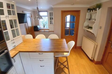 BREAKFASTING KITCHEN