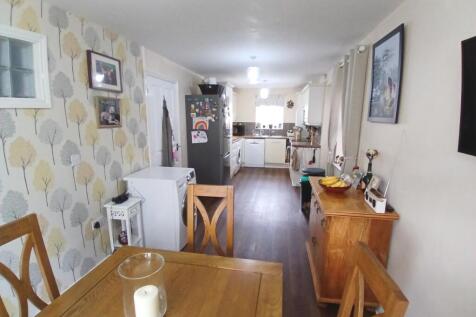 FAMILY DINING KITCHEN