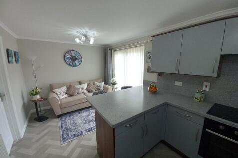 FAMILY DINING KITCHEN