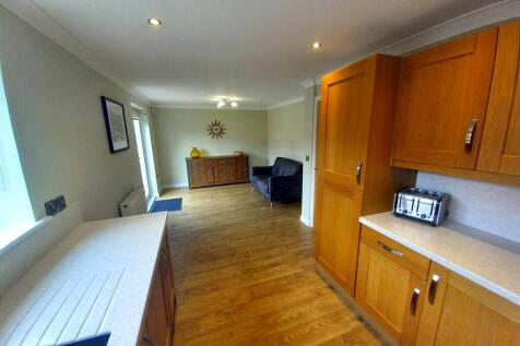 FAMILY DINING KITCHEN