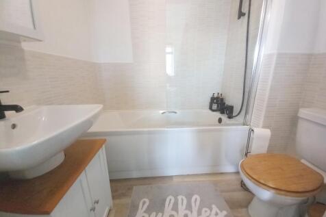 EN SUITE BATHROOM