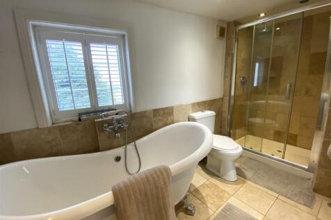 ensuite (2).JPG