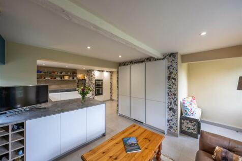 Kitchen (2).JPG