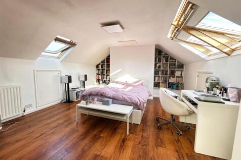 first floor bed 1.JPG
