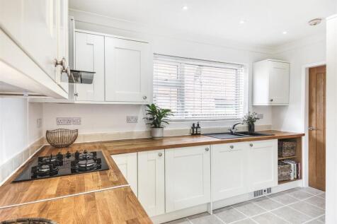 FITTED KITCHEN