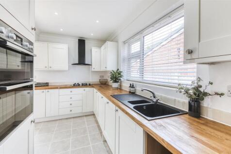 FITTED KITCHEN