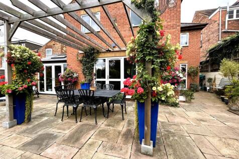 pergola.JPG
