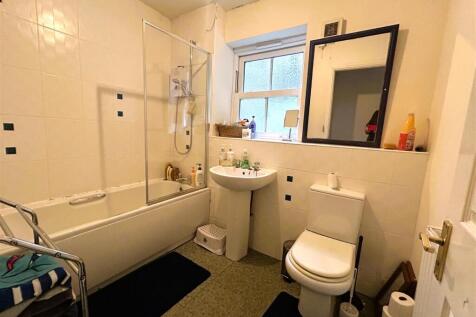 family bathroom .JPG