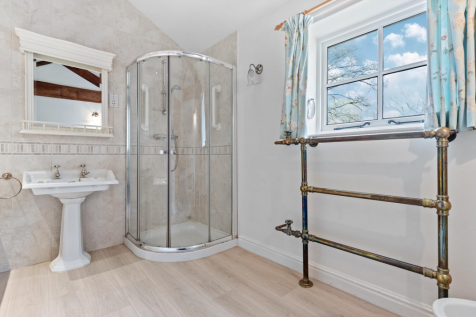En Suite Bathroom for Master Bedroom