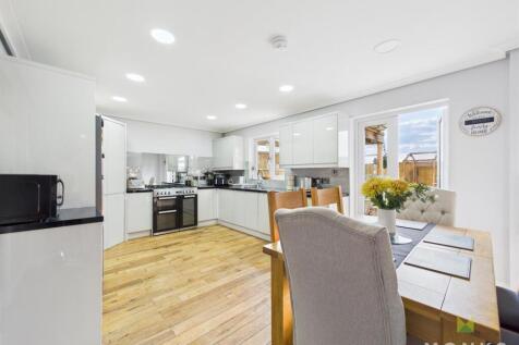 Kitchen/ Dining Room
