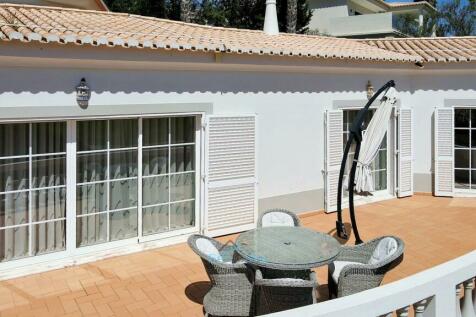 wide balcony for outdoor entertaining