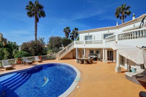 balcony over-looking the pool