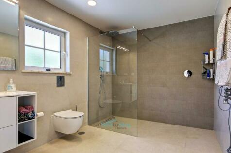 large en-suite bathroom