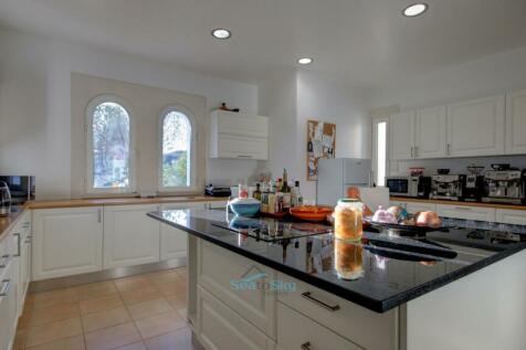 spacious fitted kitchen