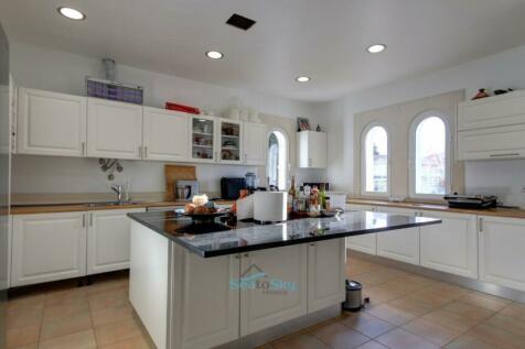 granite topped central island with hob