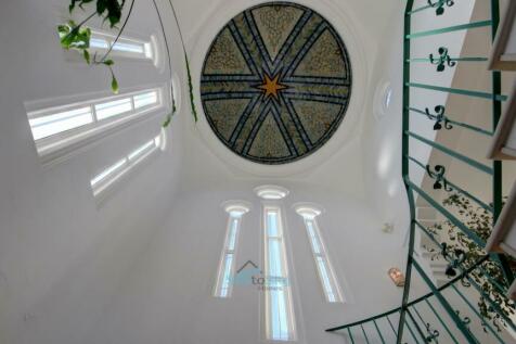 entrance hall dome and staircase