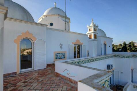 access to upper level terrace both bedrooms