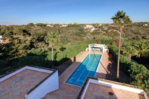 steps down to the pool