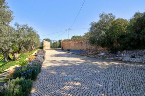 entrance and driveway