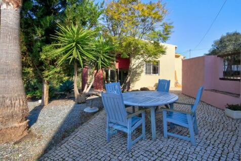 seating area between pool and cottage