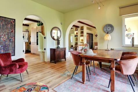 doors through to the kitchen