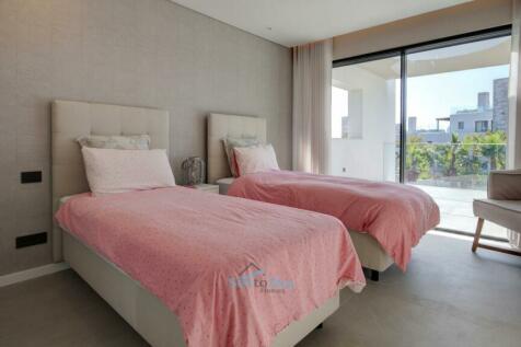 twin bedroom with terrace