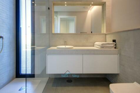 and en-suite bathroom