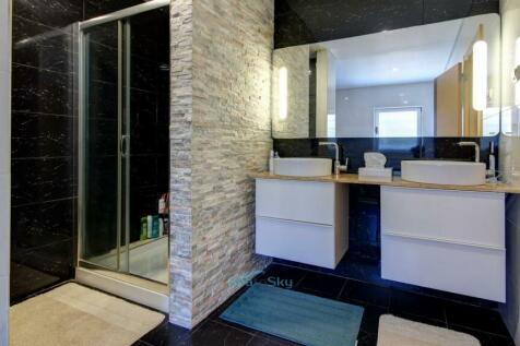 en suite walk-in shower