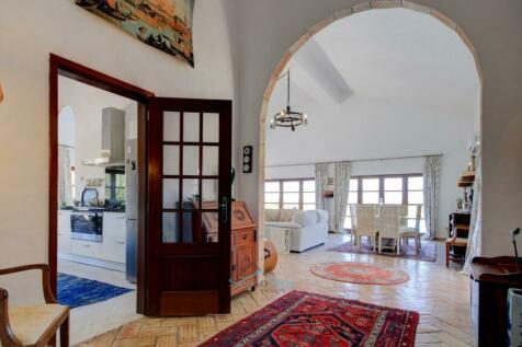 entrance hall with arch to living area