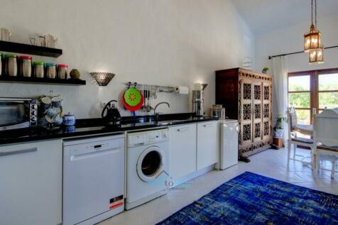 kitchen with pre-installation for air-conditioning